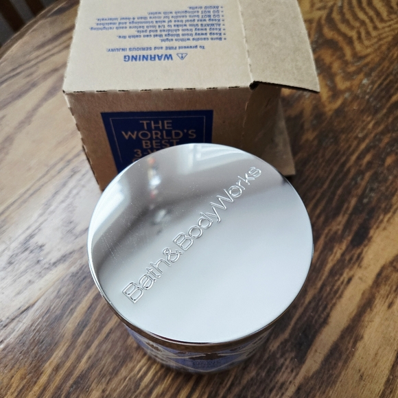 ๐BOGO 50% OFF ๐ฝ๐๐ฏNWTโผ๏ธ Bath & Body Works "Picnic Petals" 3-wick Candle - Picture 4 of 10